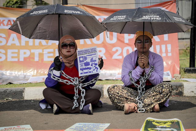 Para Pekerja Rumah Tangga (PRT) bersama jaringan Koalisi Sipil untuk UU Perlindungan Pekerja Rumah Tangga (UU PPRT) menggelar aksi di depan Gedung DPR RI, Jakarta, Rabu, (18/9/2024). Foto: Jamal Ramadhan/kumparan