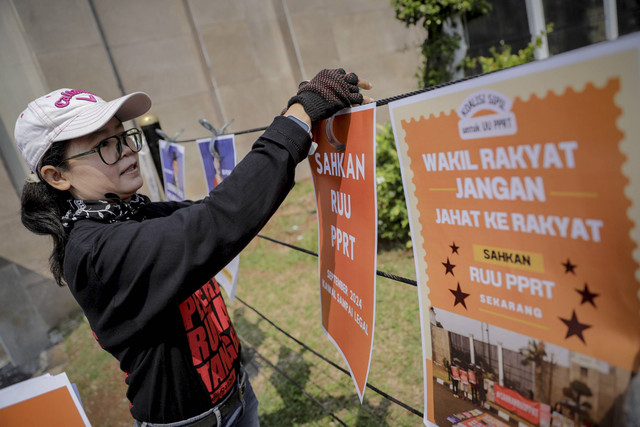 Para Pekerja Rumah Tangga (PRT) bersama jaringan Koalisi Sipil untuk UU Perlindungan Pekerja Rumah Tangga (UU PPRT) menggelar aksi di depan Gedung DPR RI, Jakarta, Rabu, (18/9/2024). Foto: Jamal Ramadhan/kumparan