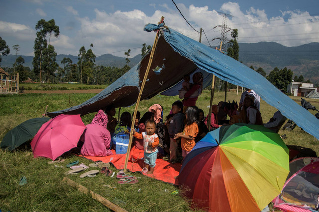 Warga mengungsi di tenda pascagempa bumi di Desa Cibeureum, Kertasari, Kabupaten Bandung, Jawa Barat, Rabu (18/9/2024). Foto: Novrian Arbi/ANTARA FOTO