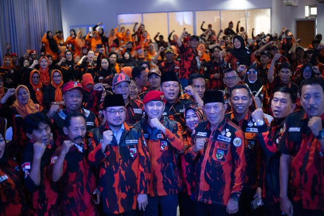 Paslon Ratu Dewa-Prima Salam bersama anggota Pemuda Pancasila Kota Palembang. (ist)