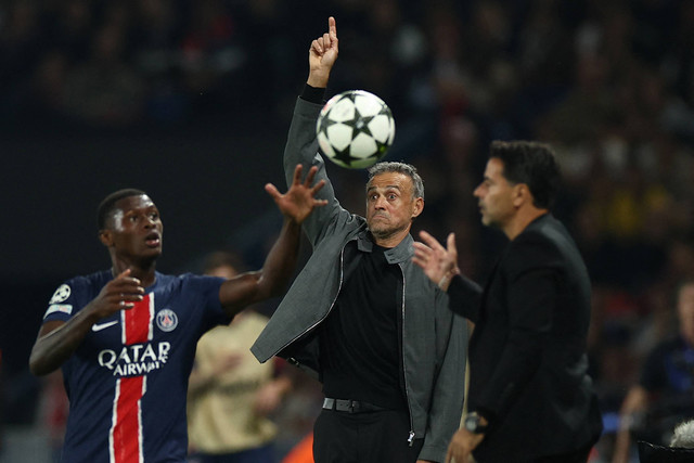 Pelatih Paris Saint Germain Luis Enrique memberikan intruksi kepada pemainnya saat melawan Girona pada pertandingan Liga Champions di Stadion Parc des Princes, Paris, Prancis, Rabu (18/9/2024). Foto: Franck Fife/AFP
