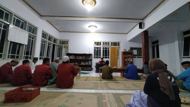 Suasana hangat sosialisasi pencegahan cybercrime di Masjid Muqorrob, Dukuh Tegalsari, bersama tim KKN 159 UMY, Selasa (13/08/2024). Foto: Dhindah/Anggota KKN UMY 159