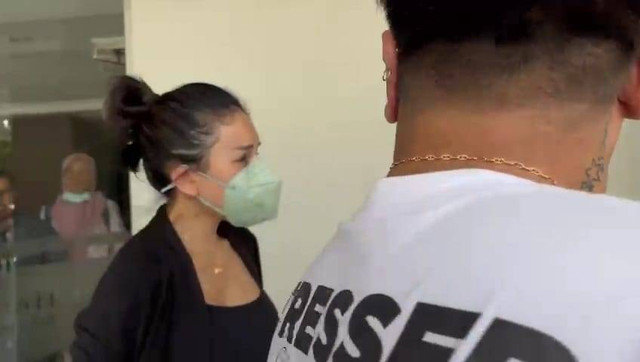Nikita Mirzani akhirnya berhasil menjemput putri sulungnya, Laura Meizani alias Lolly, di apartemen yang berada di kawasan Bintaro pada Kamis (19/9) siang. Foto: Vincentius Mario/kumparan