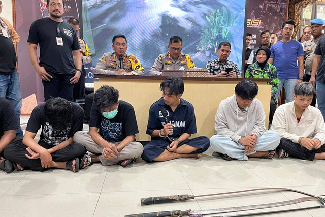 Tersangka pembacokan yang menewaskan mahasiswa Udinus saat dihadirkan dalam jumpa pers di Polrestabes Semarang, Kamis (19/9/2024). Foto: Intan Alliva Khansa/kumparan