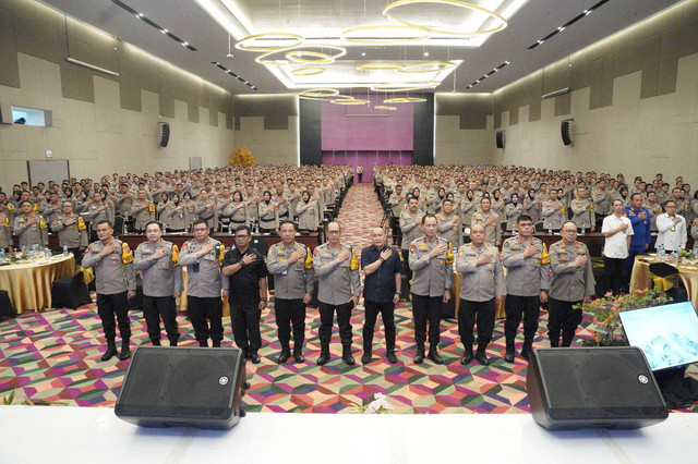 Kapolda Sumsel bersama jajaran saat memberikan pembekalan kepada personel yang bertugas melakukan pengawalan calon kepala daerah di Pilkada 2024. (ist)