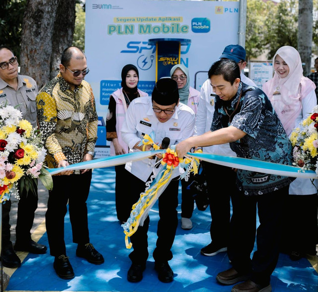 Wali Kota Metro bersama GM PLN UID Lampung Sugeng Widodo dan Manager PLN UP3 Metro Burhanudin M Hasan saat meresmikan SPKLU di Kota Metro. | Foto: PLN UID Lampung