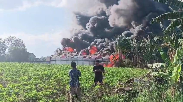Kebakaran di dekat Perum Lumenta, Hajimena, Natar, Lampung Selatan, pada Jumat (20/9) sore. | Foto: Ist