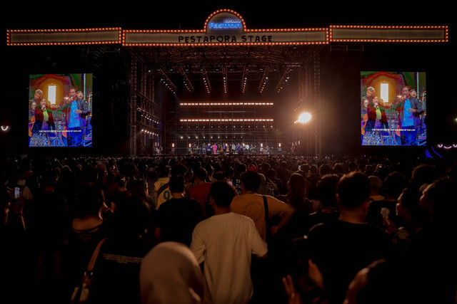 Penonton menyaksikan Presiden ke-6 Republik Indonesia Susilo Bambang Yudhoyono (SBY) tampil memeriahkan konser musik Pestapora 2024 di JIExpo Kemayoran, Jakarta, Jumat (20/9/2024). Foto: Jamal Ramadhan/kumparan