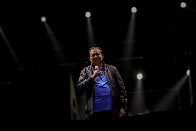 Presiden ke-6 Republik Indonesia, Susilo Bambang Yudhoyono (SBY) tampil memeriahkan konser musik Pestapora 2024 di JIExpo Kemayoran, Jakarta, Jumat (20/9/2024). Foto: Jamal Ramadhan/kumparan