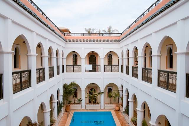 Hotel dekat stasiun Lamongan. Foto hanya ilustrasi, bukan tempat sebenarnya. Sumber: Unsplash/Toa Heftiba