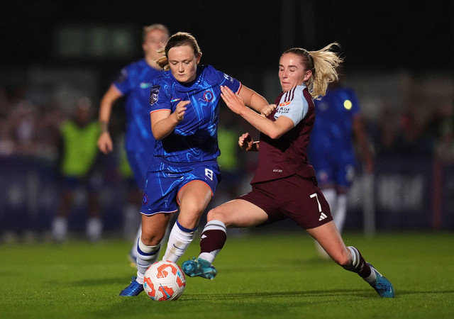 Pemain Chelsea Erin Cuthbert, kiri, dan pemain Aston Villa Missy Bo Kearnsberjuang memperebutkan bola saat pertandingan sepak bola Women's Super League di Kingsmeadow, Kingston upon Thames, Inggris, Jumat 20 September 2024. Foto: John Walton/PA via AP