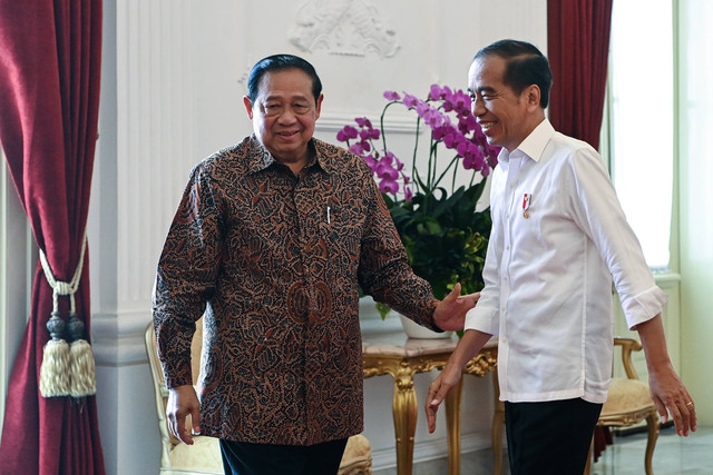 Presiden Joko Widodo (kanan) dan Presiden ke-6 Susilo Bambang Yudhoyono atau SBY (tengah) bersiap menyampaikan keterangan pers seusai melakukan pertemuan di Istana Merdeka, Jakarta, Sabtu (21/9/2024). Foto: Sigid Kurniawan/ANTARA FOTO 