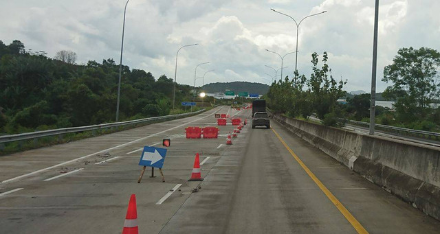 Kerusakan di Jalan Tol Bakauheni-Terbanggi Besar (dok. pribadi)