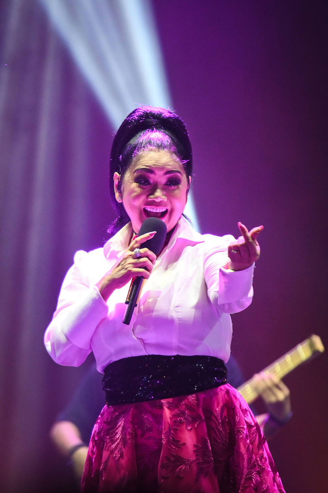 Penyanyi Vina Panduwinata tampil saat Festival Musik PestaPora 2024 di JIexpo Kemayoran, Jakarta, Sabtu (21/9/2024). Foto: ANTARA FOTO/Sulthony Hasanuddin