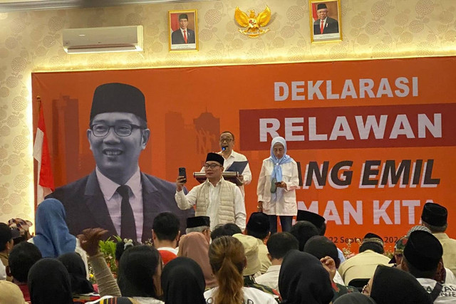 Ridwan Kamil menyapa 64 Ormas yang hadir di Deklarasi Relawan Bang Emil Teman Kita di Favehotel, Jakarta Timur pada Minggu (22/9/2024). Foto: Abid Raihan/kumparan