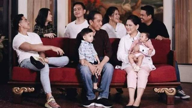 Keluarga besar Jokowi foto bersama. (Foto: Instagram/@m.bahrunnajach)