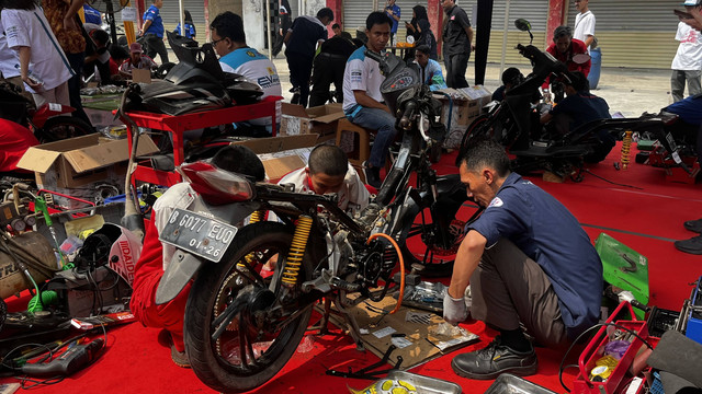 Lomba konversi motor BBM menjadi motor listrik di acara PLN EV Conversion Race 2024 di Sentul International Karting Circuit, Kabupaten Bogor, Jawa Barat Minggu (22/9/2024). Foto: Widya Islamiati/kumparan