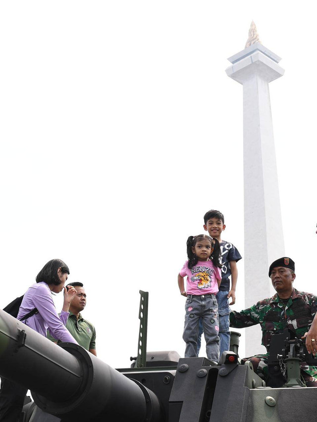 Dua cucu Presiden Joko Widodo, Jan Ethes Srinarendra dan La Lembah Manah, mengunjungi pameran alutsista yang digelar dalam peringatan HUT Ke-79 TNI di Monas, Jakarta, Minggu (22/9/2024). Foto: Biro Pers Sekretariat Presiden