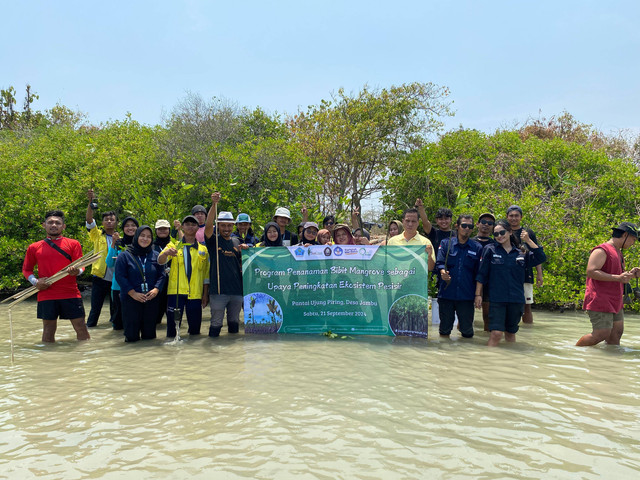 Dokumentasi Bersama Partisipan Penanaman Mangrove di Pantai Ujung Piring, Desa Jambu (Sumber: Dokumentasi Tim PPK Ormawa SEACREST FPIK UNDIP)