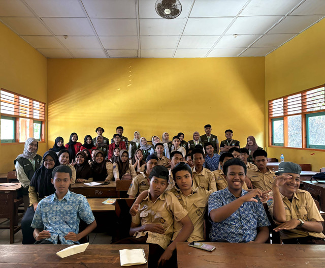 Dokumentasi Media PPK Ormawa HIMFA UMY Foto Bersama Para Siswa - Siswi SMK Kokap 1