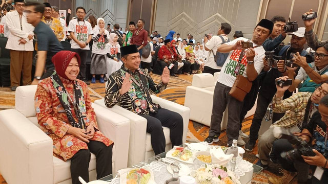 Pasangan Calon Gubernur dan Wakil Gubernur Jawa Timur Tri Rismaharini-Zahrul Azhar Asumta atau Gus Hans menghadiri rapat pleno terbuka pengundian dan penetapan nomor urut Pilgub Jatim 2024 di Hotel Mercure, Surabaya, Senin (23/9/2024). Foto: Farusma Okta Verdian/kumparan