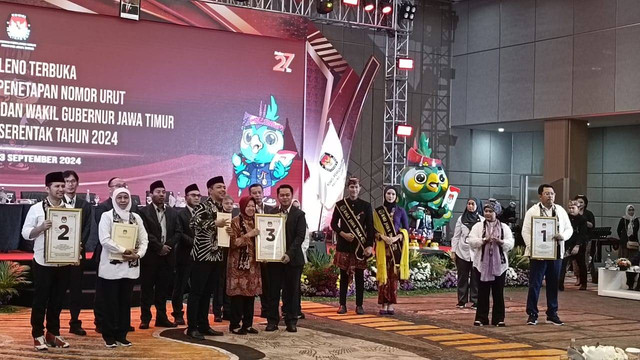 Pengambilan nomor urut pasangan calon gubernur dan wakil gubernur Pilgub Jatim 2024 di Ballroom Hotel Mercure, Surabaya, Senin (23/9/2024). Foto:  Farusma Okta Verdian/kumparan