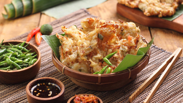 Sumber : https://www.shutterstock.com/image-photo/bakwan-fried-food-made-vegetables-wheat-2200798985