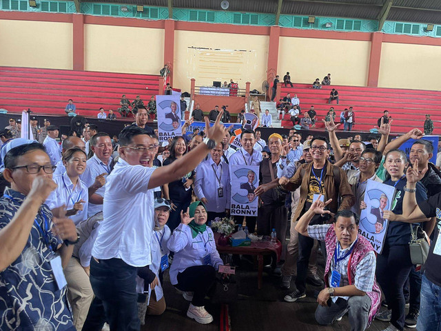 Paslon Bala- Ronny bersama pendukungnya usai cabut undi nomor urut di Indoor Apang Semangai. Foto: Yusrizal Bota/Hi! Pontianak