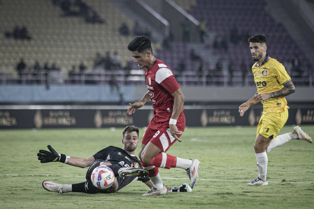Pemain Persis Solo M. Ramadhan Sananta (kedua kanan) berusaha melewati penjaga gawang Persik Kediri Leonardo Navacchio (kiri) pada pertandingan BRI Liga I 2024/2025 di Stadion Manahan, Solo, Jawa Tengah, Senin (23/9/2024). Foto: Mohammad Ayudha/ANTARA FOTO