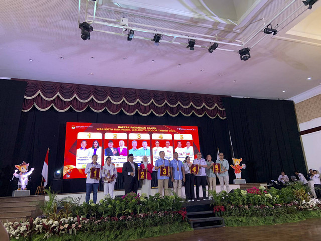 Pengundian nomor urut pasangan calon Wali Kota dan Wakil Wali Kota Bogor di Gedung Braja Mustika, Senin (23/9/2024). Foto: kumparan