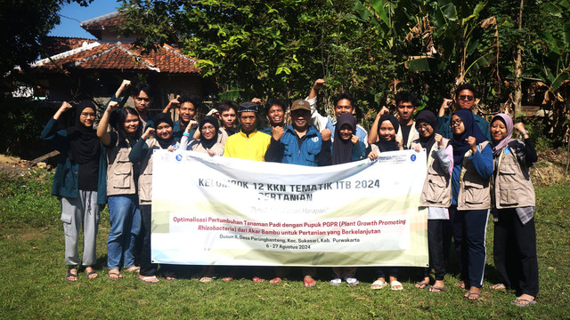 Kelompok 12 melakukan foto bersama dengan Dosen Pembimbing setelah melaksanakan diskusi dan pemantauan program (13/08/2024). Foto: Dokumentasi Kelompok 12 KKN-D ITB 2024 Tema Pertanian.