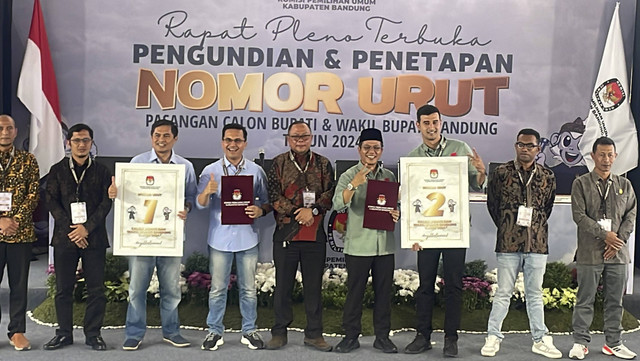 Penetapan nomor urut pasangan calon bupati dan wakil bupati bandung di Kantor KPU Kabupaten Bandung, Soreang, Senin (23/9/2024). Foto: kumparan