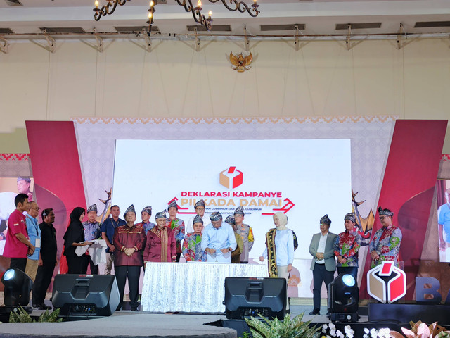Penandatangan pakta integritas kampanye damai oleh calon gubernur Lampung nomor urut 2, Rahmat Mirzani Djausal | Foto : Eka Febriani / Lampung Geh