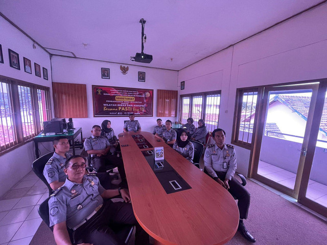 Pegawai Rutan Ponorogo mengikuti Pelantikan Sekjen Kemenkumham via Zoom dari Ruang Sekretariat ZI