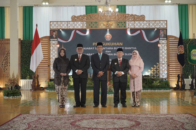 Gubernur DIY, Sultan HB X, melantik Kusno Wibowo dan Bayu Adi Kristanto sebagai Penjabat Sementara Bupati Sleman dan Bantul, Selasa (24/9). Foto: Dok. Pemda DIY