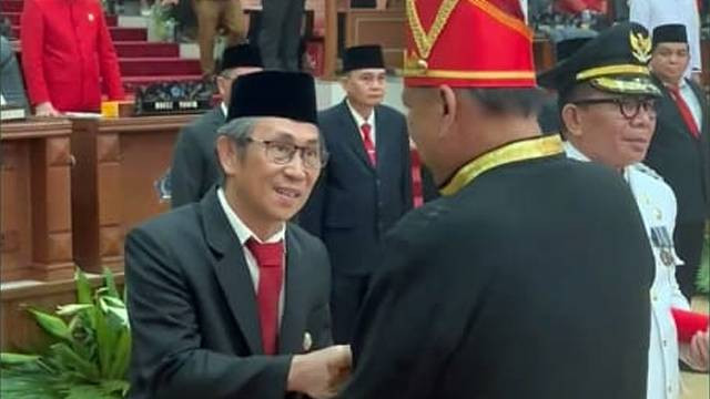 Penjabat Bupati Sitaro, Joi Eltiano B Oroh bersalaman dengan Gubernur Sulawesi Utara, Olly Dondokambey, pada rapat paripurna HUT ke-60 Provinsi Sulut.