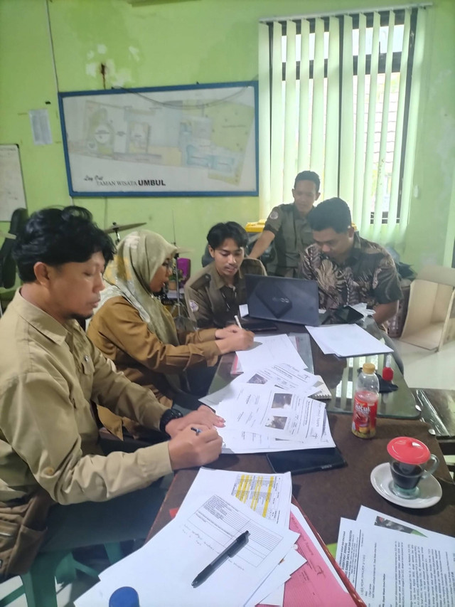 BKSDA wilayah Madiun, Jawa Timur, melakukan investigasi penjualan satwa di Madiun Umbul Square (MUS). Foto: Dok. BKSDA wilayah Madiun