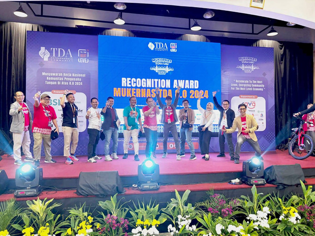 TDA Surabaya di atas panggung Mukernas TDA awal September lalu. foto/dok TDA Surabaya.