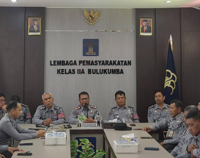 Kalapas Bulukumba, mut Zaini memimpin rapat evaluasi jajaran pengamanan