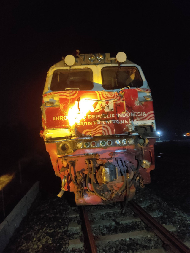 Kondisi lokomotif kereta api yang kecelakaan dengan truk di Sedayu, Bantul. Foto: Dok. Polres Bantul