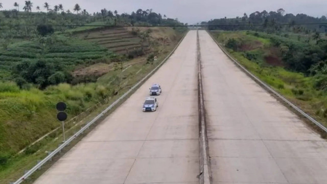 Jalan Tol Bocimi seksi II ruas Cigombong-Cibadak yang sempat mengalami longsor tepatnya di Kampung Sikup, Desa Purwasari, Kecamatan Cicurug, Kabupaten Sukabumi, Jabar pada 3 April lalu akan kembali dioperasionalkan pada Selasa, (24/9/2024). Foto: Aditya Rohman/ANTARA