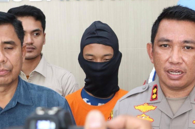 Achmad Fikri Islamuddin (tengah). Dok: Humas Polres Bangkalan