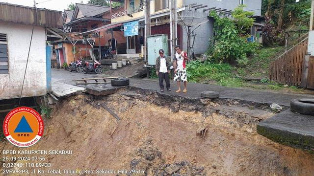 Longsor di Desa Munggu, Sekadau. BPBD buat rambu larangan untuk dilewati. Foto: Dok. BPBD Kalbar