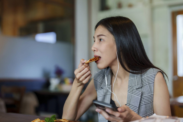 Ilustrasi makan di restoran sendirian. Foto: Ekkasit A Siam/Shutterstock