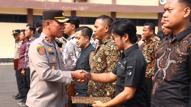 Wakapolres Bojonegoro Kompol David Manurung saat secara simbolis serahkan personel pengawal pribadi (Walpri) untuk Paslon Bupati dan Wakil Bupati dalam Pilkada serentak 2024. Selasa (24/09/2024). (Aset: Humas Polres Bojonegoro)