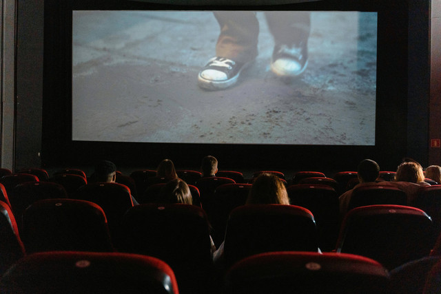 Harga Tiket Jakarta World Cinema 2024. Foto hanya sebagai ilustrasi saja, bukan tempat sebenarnya. Sumber: Pexels/Tima Miroshnichenko.