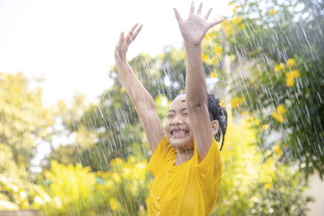 Ilustrasi Anak Bermain Hujan. Foto: FAMILY STOCK/Shutterstock