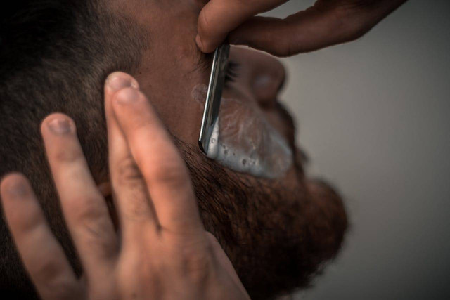 Ilustrasi Cara Mencukur Kumis Tanpa Krim. Sumber: pexels.com/Nikolaus Dimou