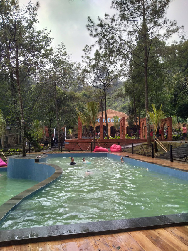 sumber: foto yang digunakan merupakan foto dari tempat yang sebenarnya, diambil dan dimiliki oleh penulis sendiri.