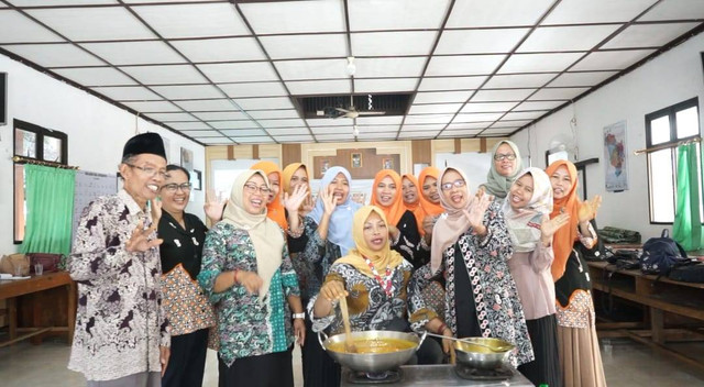 Dokumentasi Media PPK Ormawa HIMFA UMY Foto saat Pengolahan Inovatif dari Kunyit di Balai Desa Hargorejo